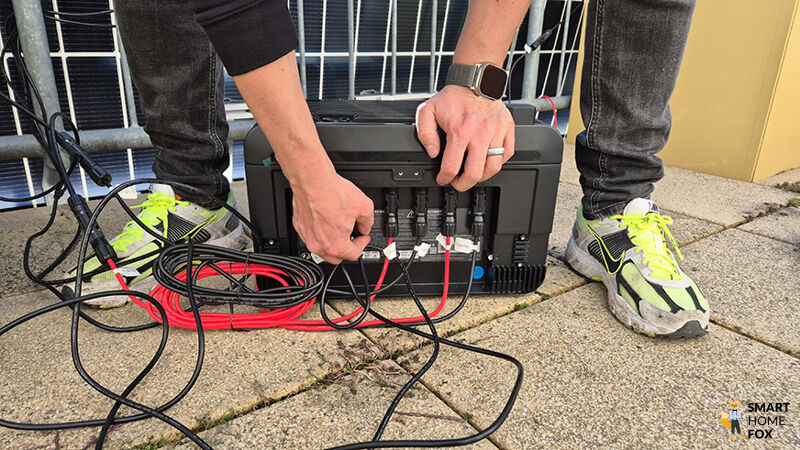 Die Growatt Noah 2000 Batterie ist unter einem montierten onLite 900w Panel auf einem Balkon installiert.